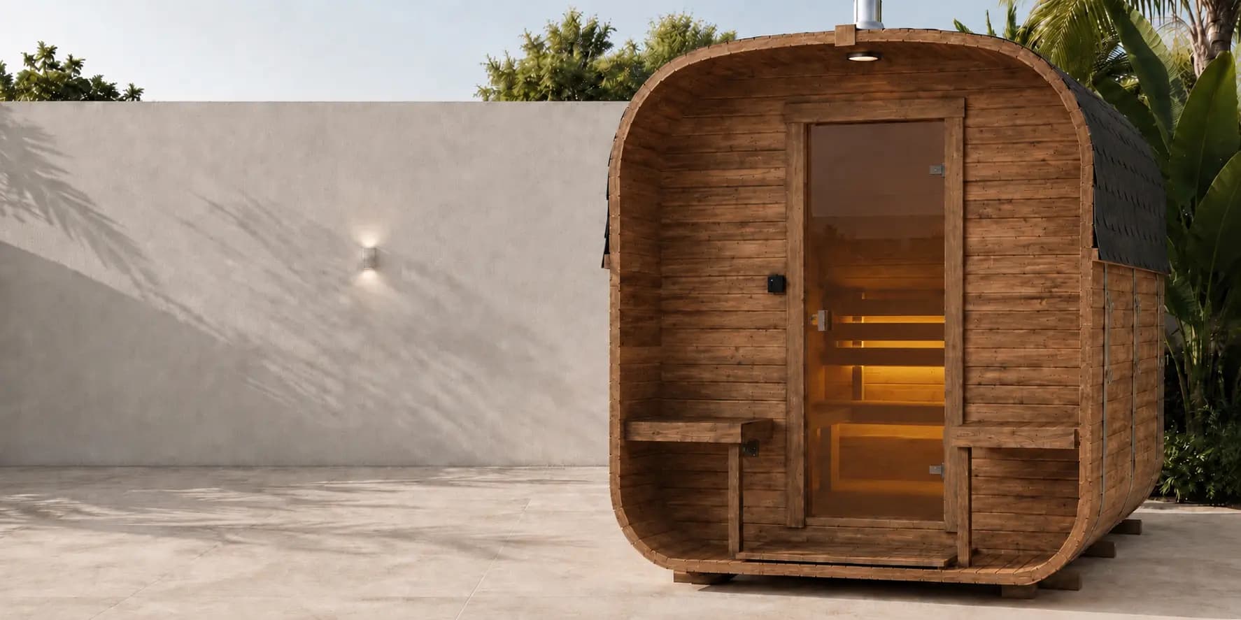 Sauna de exterior iluminada al anochecer frente al mar con el Teide al fondo